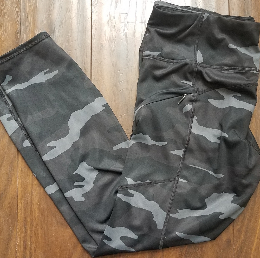 Athleta Powervita 7/8 leggings Camo